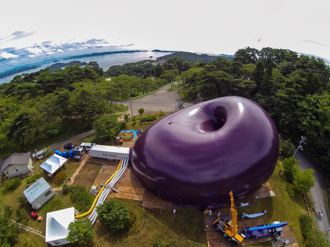 Lucerne Festival Ark Nova, una estructura inflable que funciona como sala de conciertos móvil. Se inauguró en 2013 en Matsushima, Japón, y se ha trasladado a varias ciudades de ese país. Fue diseñado por Isozaki para incorporar eventos culturales en las áreas que debieron reconstruirse después del terremoto y tsunami que sufrió Japón en 2011.