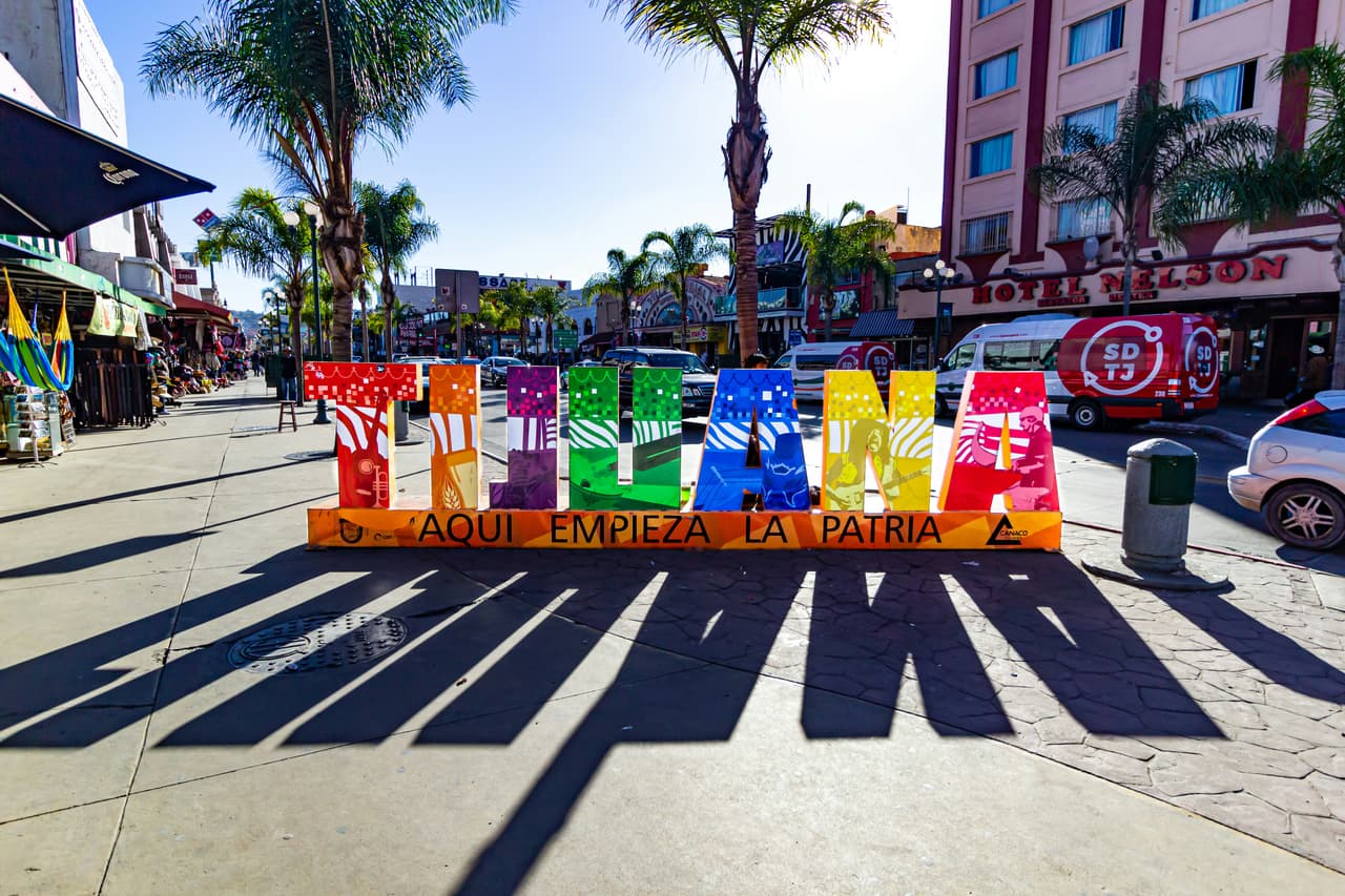 <h2 class="cms-H2-H2">Viajó a México y regresó con una sorpresiva factura de miles de dólares</h2>
<br>Una mujer del Área de la Bahía asegura que regresó de Tijuana con una factura de celular de casi $9,000 
<a href="https://www.univision.com/local/sacramento-kuvs/viaje-a-tijuana-termina-con-una-factura-de-9-000-por-uso-de-datos-moviles-video">y no fue por compras durante su visita.</a>