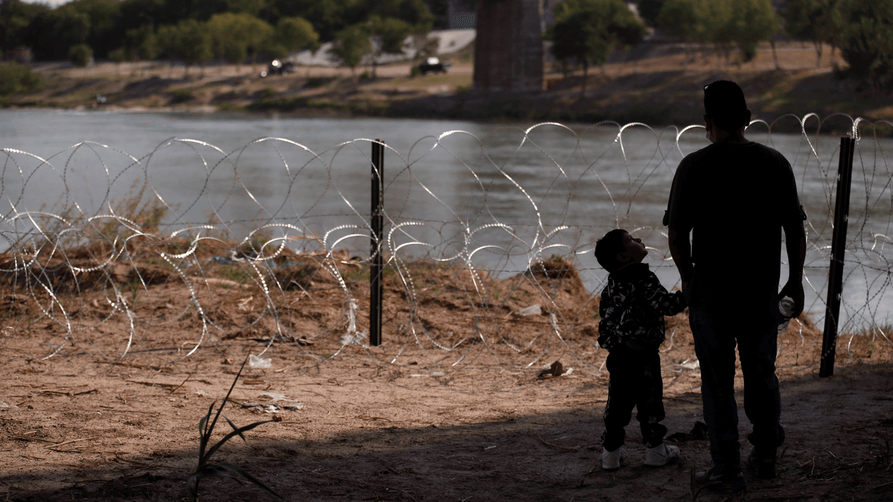 Opositores condenan reporte de separación de familias inmigrantes con niños en la frontera de Texas
