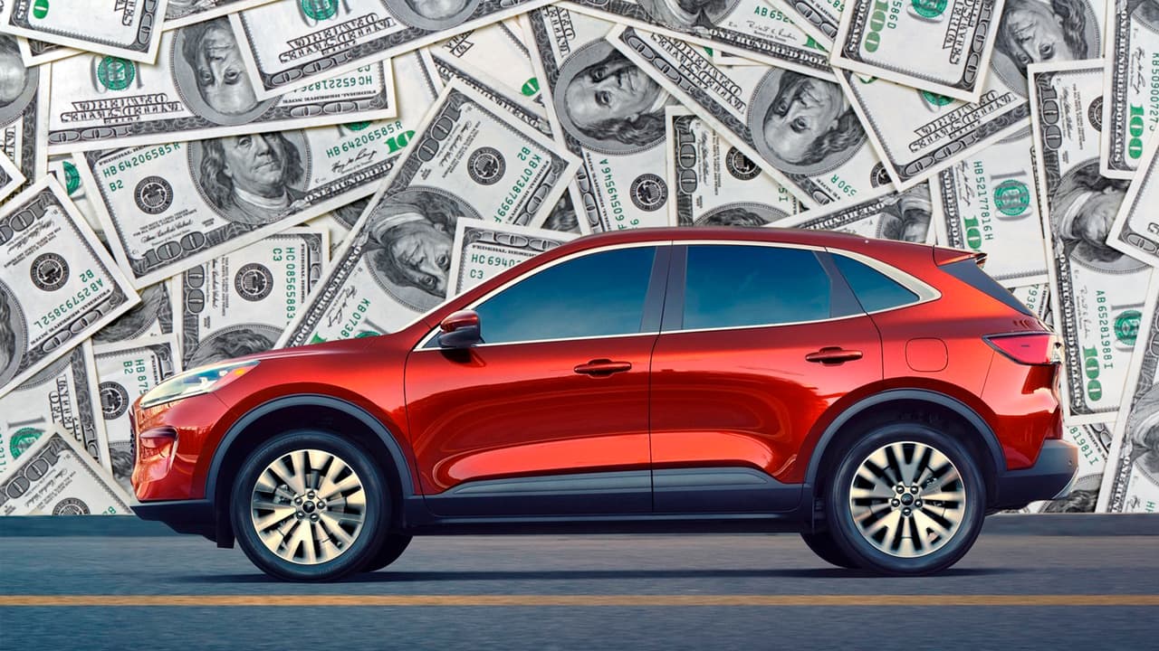 Tras un año marcado por la pandemia y en el que la industria automotriz sufrió una caída abrupta en sus niveles de ventas de carros nuevos, los concesionarios ahora tienen que hacerle frente al exceso de inventario generado en unidades correspondientes a su edición 2020.
<br>
<br>Para quienes planean comprar un carro nuevo, esto representa una gran oportunidad, ya pueden encontrar ciertos modelos a precio bajos e incluso con incentivos generosos.
<br>
<br>La firma de investigación automotriz
<a href="https://www.iseecars.com/" target="_blank">iSeeCars</a> analizó más de 700,000 autos nuevos que hasta el 29 de enero de 2021 estaban a la venta para determinar los modelos con la mayor proporción de unidades de 2020.
<br>
<br>Si buscas un carro barato, entonces presta especial atención a los siguientes modelos.
<br>