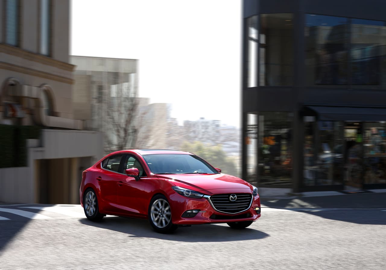 <b>Mazda 3</b>
<br>Confesamos que este modelo sí es divertido de conducir, lo mejor es que puede elegirse en versión sedán o hatchback, ambas con muy buen equipamiento en materia de tecnología y seguridad. De acuerdo con Consumer Reports, algo negativo de este Mazda es que suele ser ruidoso en carretera y lleva tiempo acostumbrarse a los controles del sistema de infoentretenimiento, pero nada a lo que un joven no pueda adaptarse.
<br>Precios: de 18,095 a 24,945 dólares