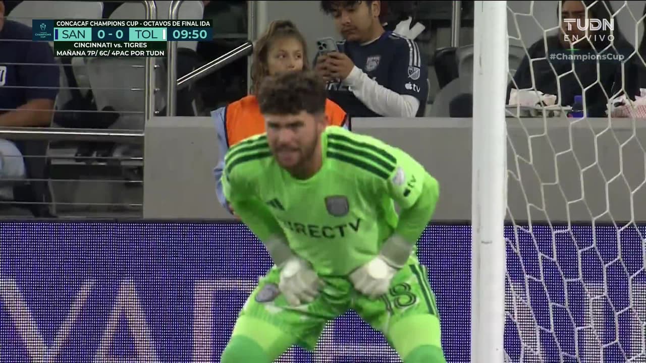 ¡TIRO ATAJADO! disparo por Marcel Ruíz.