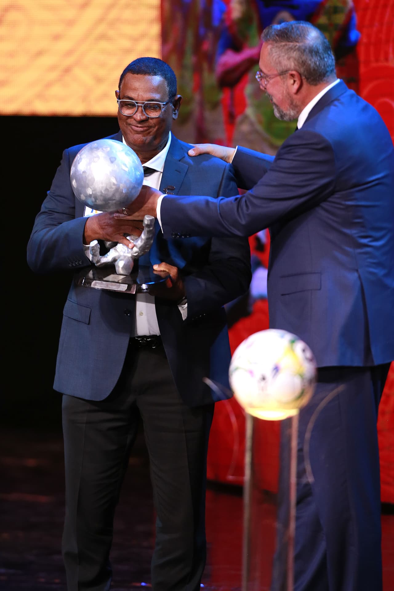 Ronaldinho fue la gran figura de la ceremonia de investidura al Salón de la Fama de la décima generación, en donde los grandes ausentes fueron Raúl González, Roberto Carlos, Fabio Cannavaro y Pia Sundhage.