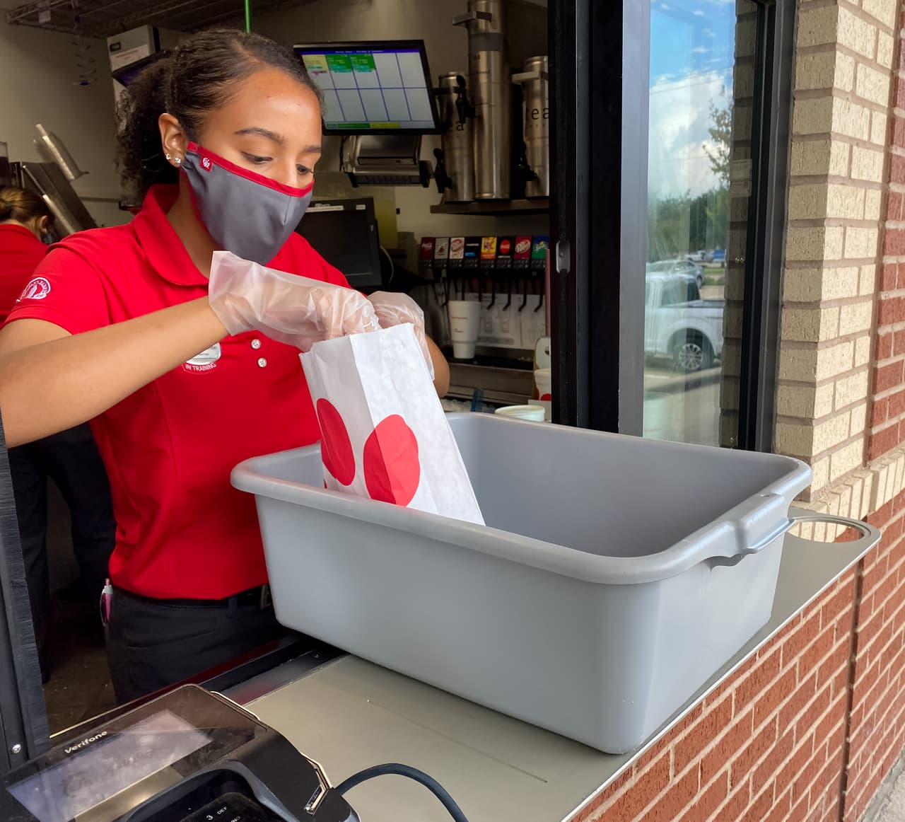 <b>Chick-fil-A</b>
<br>
<br>Esta cadena de restaurantes ofrece a los empleados elegibles un programa donde puede recibir descuentos de hasta 30% en la matrícula de más de 100 universidades y otras instituciones participantes.
<br>
<br>Los descuentos y cómo se aplican dependen de las universidades. El más alto (30%) está disponible para los empleados que 
<a href="https://www.cbuonline.edu/news?articleid=407"><u>apliquen a estudios línea de la Universidad Bautista de California</u></a>.
<br>
<br>Esta galería está basada en una investigación de USnews & World Reports, que indagó en los beneficios ofrecidos por las compañías para 
<a href="https://www.usnews.com/education/best-colleges/paying-for-college/slideshows/10-fast-food-jobs-that-pay-for-college"><u>recuperar la mano de obra perdida durante los meses de restricciones por la pandemia</u></a>.