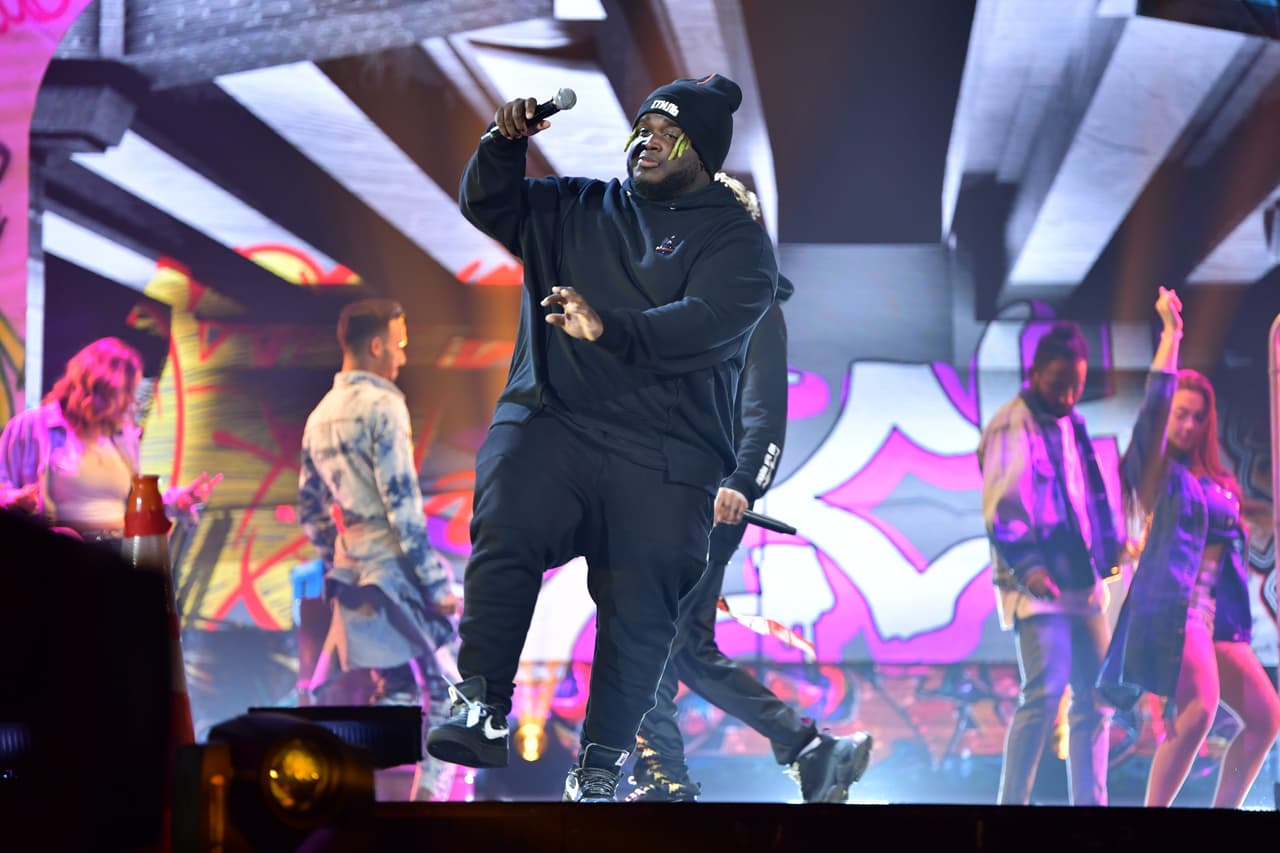 Sech también eligió ropa deportiva para el ensayo, sólo que él optó por presentarse totalmente vestido de negro.