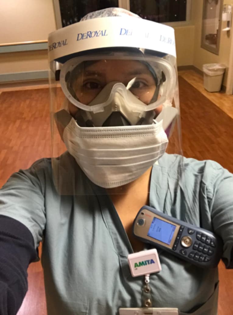 Juana Covarrubias es enfermera en la unidad de COVID-19 del Hospital AMITA Saint Joseph Medical Center de Joliet. Dice que la mejor satisfacción es ver cuando las personas regresan a casa con sus familias. Y eso para ella es importante porque tiene 3 hijos y un esposo a quienes también cuida.
<br>