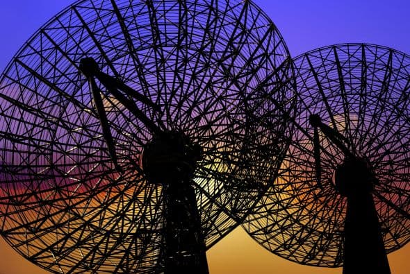 El sector de las telecomunicaciones, en el que entran las organizaciones de seguridad pública y el gobierno, no debe acatar la norma, 
<a href="https://www.cisa.gov/communications-sector" target="_blank">según indica el CISA. </a>