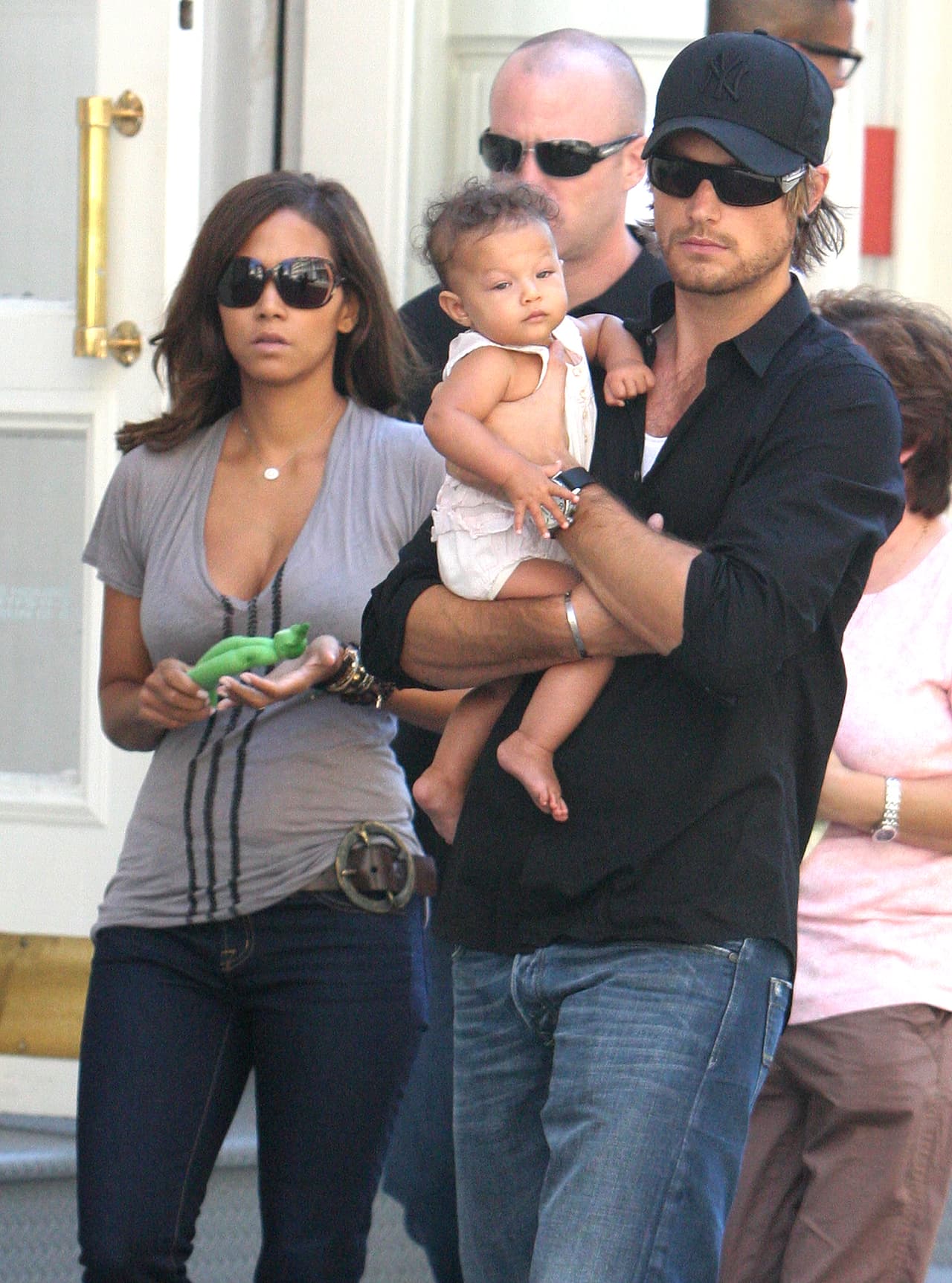 En 2014 la corte decidió que Halle pagaría a su ex una manutención de 16,000 dólares al mes y compartirían la custodia de la pequeña-