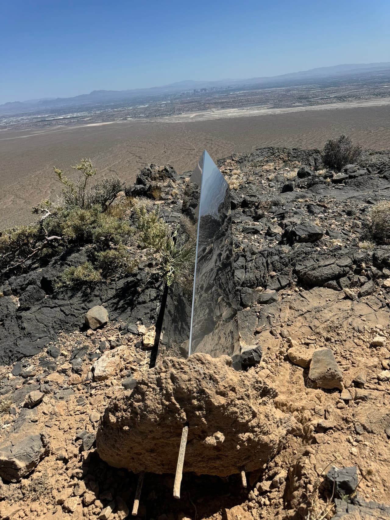 Autoridades retiran el monolito brillante de las montañas en Las Vegas. Cómo llegó allí sigue siendo un misterio