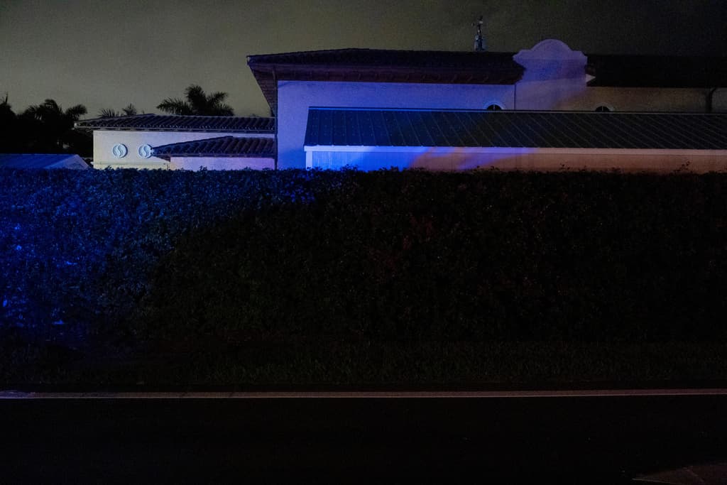 Las luces de policías y otros organismos iluminan las paredes del club Mar-a-Lago la noche del domingo 21 de diciembre.