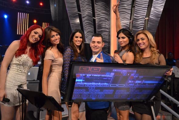 Nuestro DJ Jay siempre rodeado de bellas mujeres, y más esta semana en la que se sumaron Karen Yapoort y Marisela Demontecristo.