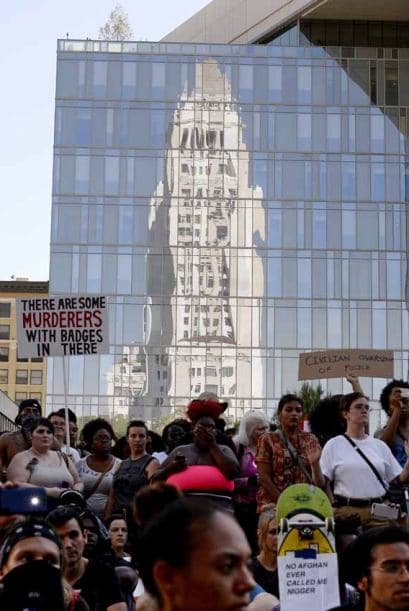 Angelinos alzaron su voz por los recientes casos de muerte, resultados del exceso de fuerza policial durante detenciones. En lo que va de agosto, por lo menos cuatro arrestos terminaron en muerte o con secuelas permanentes para los sospechosos han sido reseñadas en Los Ángeles. Detalles de los casos aquí: aquí