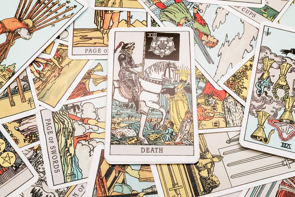 <b>¡La Carta de la Muerte!</b>
<br>Cuando en una lectura del Tarot sale la carta número 13 que corresponde a la Muerte, con su figura de esqueleto y guadaña muchos se asustan pensando que está augurando algo muy malo, inclusive el fallecimiento de alguien querido.