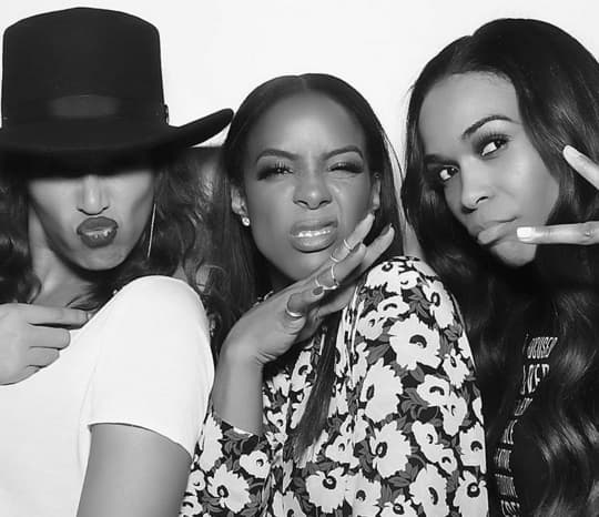 Para nada, ellas son buenas amigas y decidieron pasar un día junto a su amiga Kelly Rowland, que celebró su cumpleaños con una reunión en el Sunset Tower Hotel, en West Hollywood.