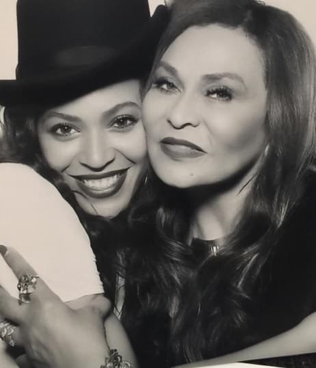 A esta fiesta también asistió Tina Knowles, mamá de 'Bey', quein compartió fotos de este tierno momento...