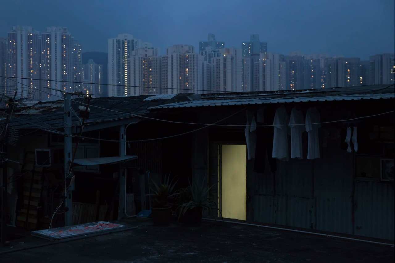 Sobre la azotea de un edificio de Hong Kong, una pequeña vivienda ilegal.
