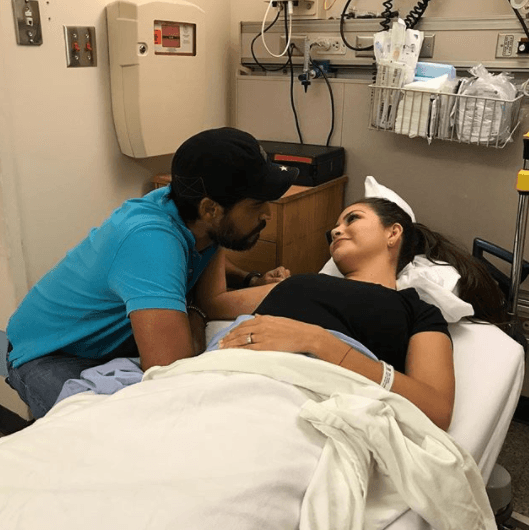 A través de sus redes sociales, Ana Patricia mostró una imagen en donde se le ve cobijada por el amor de su esposo y en donde expresó lo siguiente...