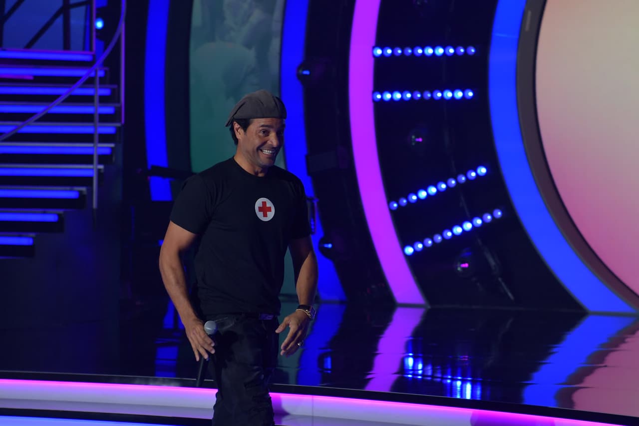 Chayanne puso su mejor cara para animar a los televidentes a dejar una huella en una vida a través de sus aportaciones.