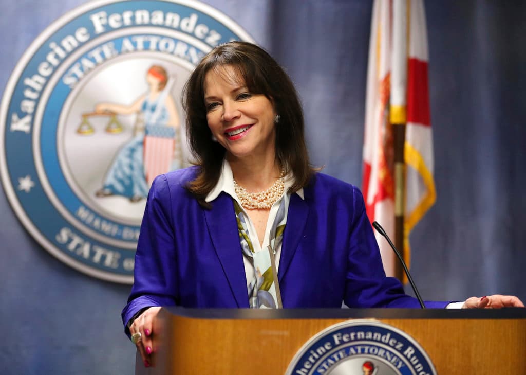 Katherine Fernandez Rundle es la primera cubano-estadounidense en ser fiscal estatal de Miami-Dade. Tiene 75 años de edad. Es demócrata.