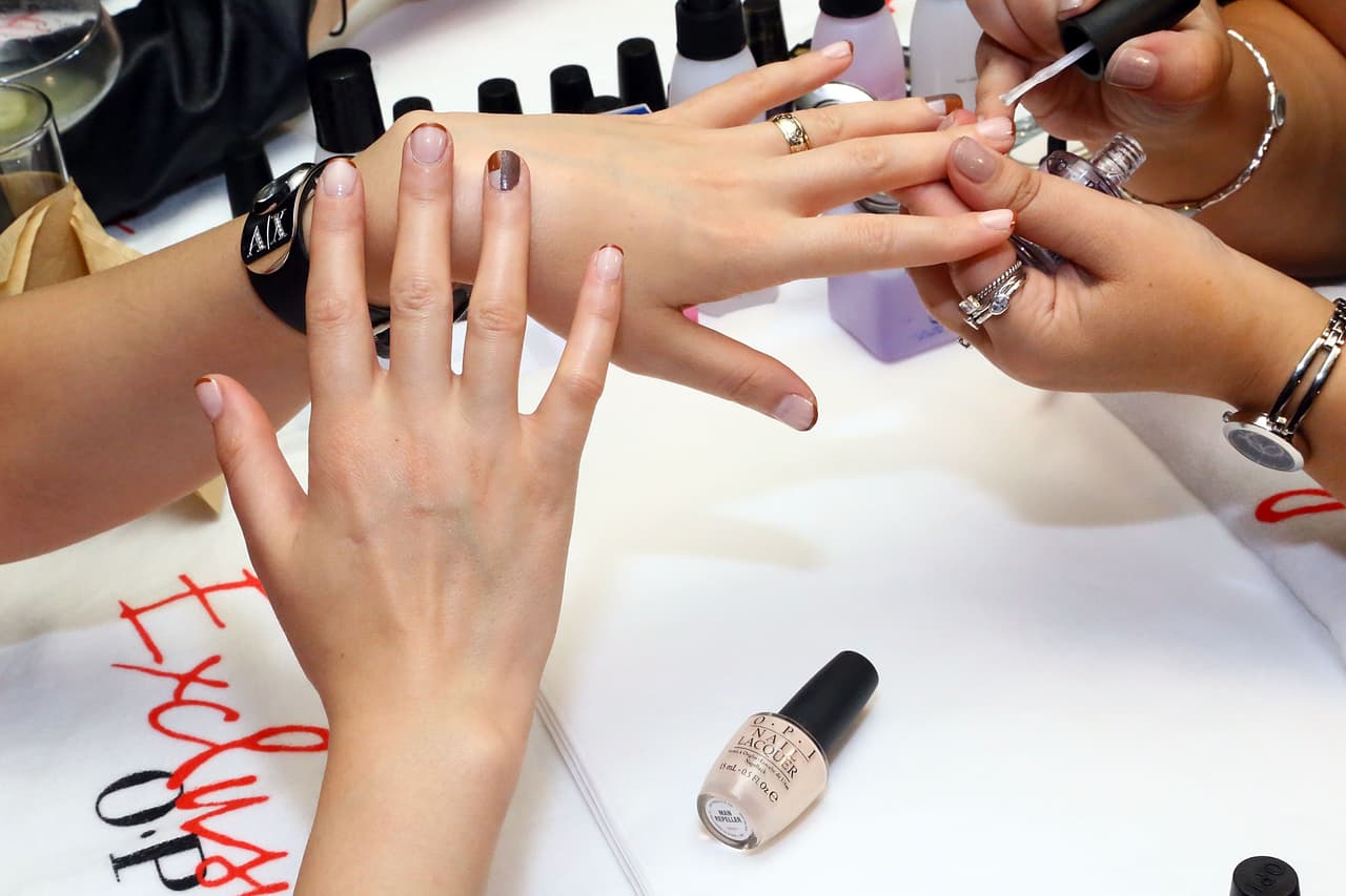 Asegúrese de que el lugar que visita
<b>esté limpio, que el empleado se limpie las manos y la zona a tratar,</b> si usted tiene alguna cortada o herida
<b>no deberían permitirle hacerse el tratamiento.</b>
<br>