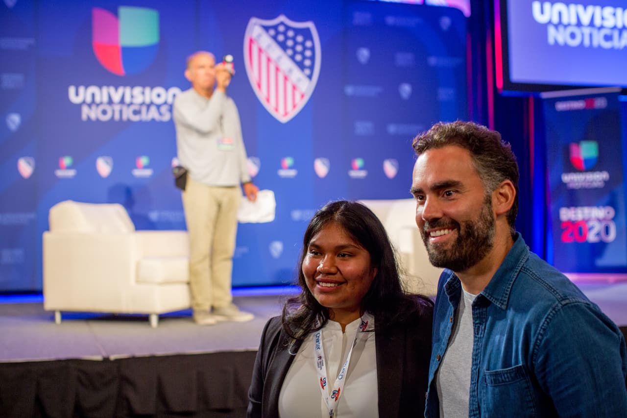 El periodista de Univision Noticias Enrique Acevedo saludó a algunos de los participantes de la convención de LULAC antes del evento con los candidatos. Acevedo es considerado “La voz” de la comunidad latina por The Huffington Post y estará acompañado por el periodista David Cruz.