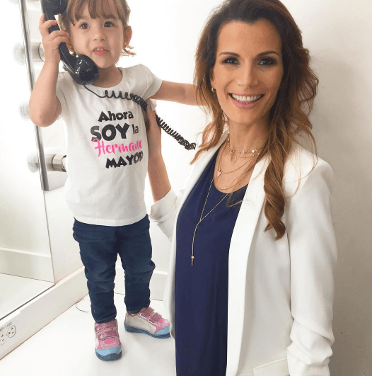 Desde que Michelle conoció a su nuevo hermanito, Alan contó que no quiere separarse de él.