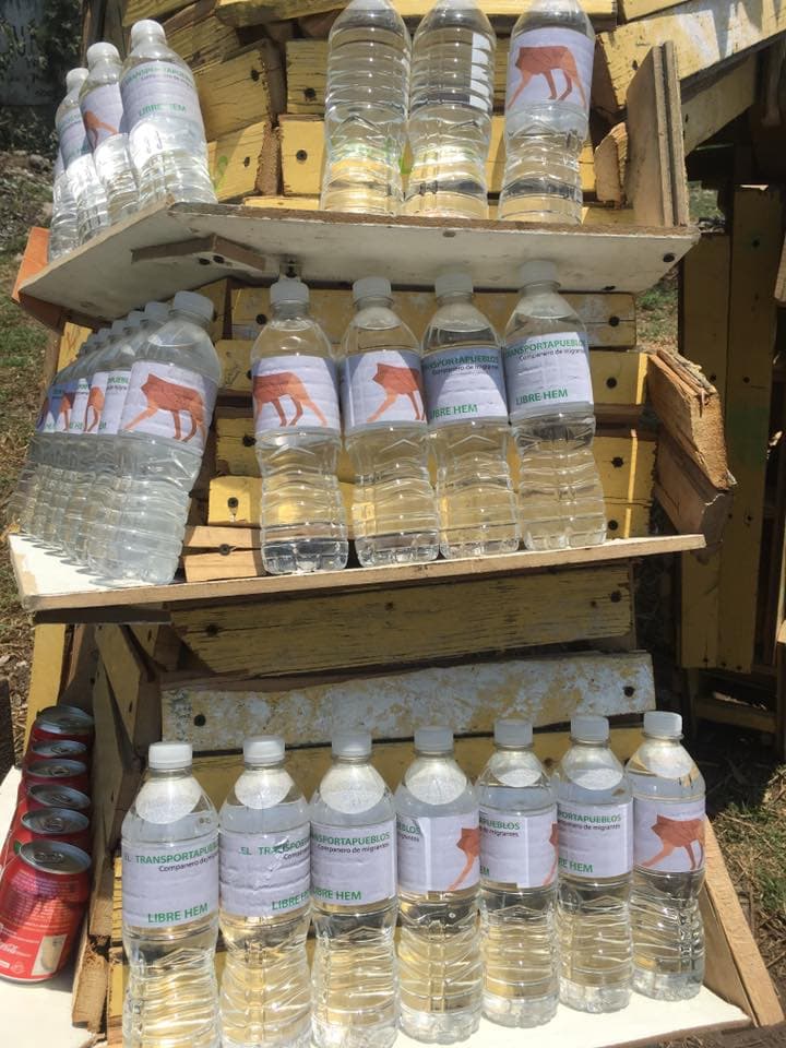 La estatua tiene contenedores de agua, comida, medicamentos y ropa para quien lo requiera. También está pensado para recibir donaciones.