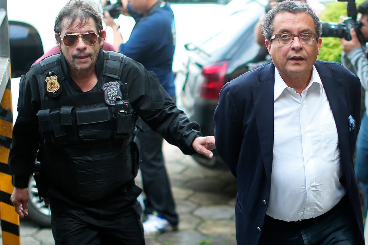 28 de abril de 2016. Fiscales acusan de corrupción a Joao Santana, arquitecto de las campañas de Lula da Silva en su reelección de 2006, de su sucesora Dilma Rousseff en 2010 y 2014, de Chávez en su última reelección en Venezuela y de su heredero político Nicolás Maduro en 2013.