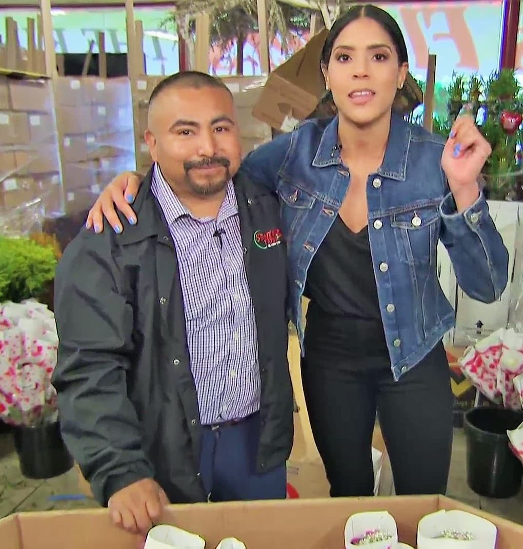 Gualteiro Santos, es un padre de siete hijos originario de Oaxaca, México, y actualmente cuenta con una empresa dedicada al comercio de flores que genera 5 millones de dólares al año. El entrevistado recordó que empezó con este negocio en las avenidas de Nueva York, y que su primera oportunidad de crecimiento se la dio un dueño de supermercados latinos cuando vendía en su estacionamiento.