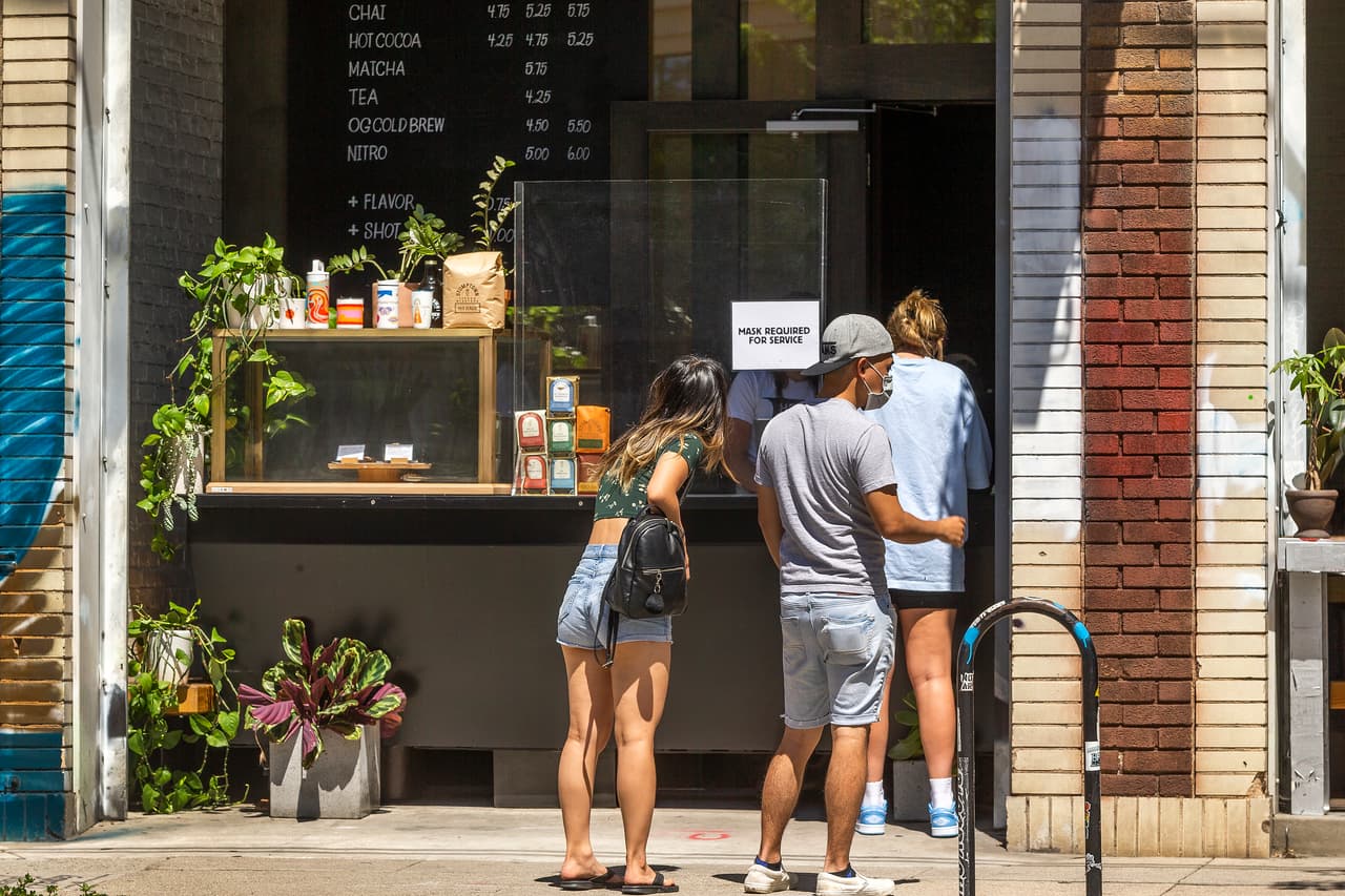 Dichos negocios "pueden ofrecer servicios de compras para llevar. Todavía no pueden entar al lugar y estamos recomendando que los centros determinen zonas donde sus clientes pueden recoger sus compras y mantener la distancia social", informó Garcetti.
