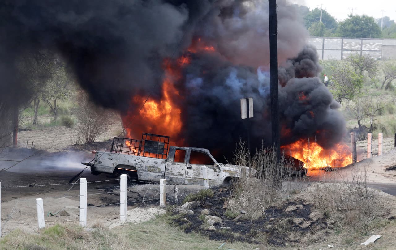 La petrolera estatal sufre de frecuentes robos de combustible, y hasta de crudo, por estas tomas clandestinas. (Reuters)