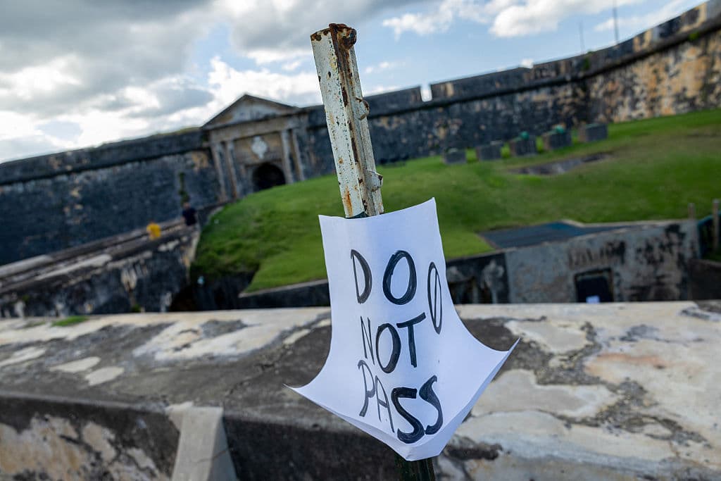 El 1 de octubre, tan pronto entró en vigor el cierre parcial del gobierno federal, El Morro cerró sus puertas. Sus trabajadores no están considerados como esenciales.
<br>La Oficina de Asuntos Presupuestarios del Congreso ya había anticipado que cerca de
<b>750,000 trabajadores federales</b> podrían ser suspendidos.