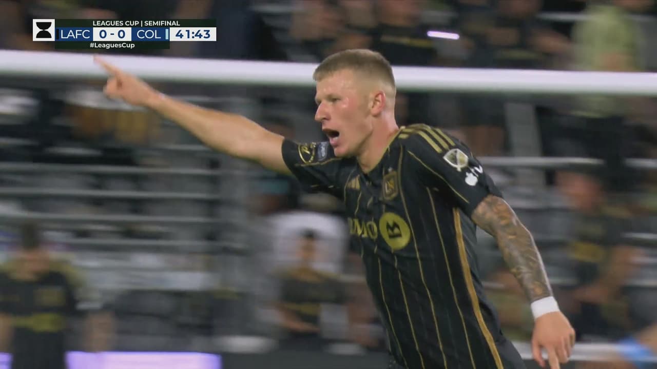 ¡Golazo de LAFC! Mateusz Bogusz la pone pegada al poste para el 1-0