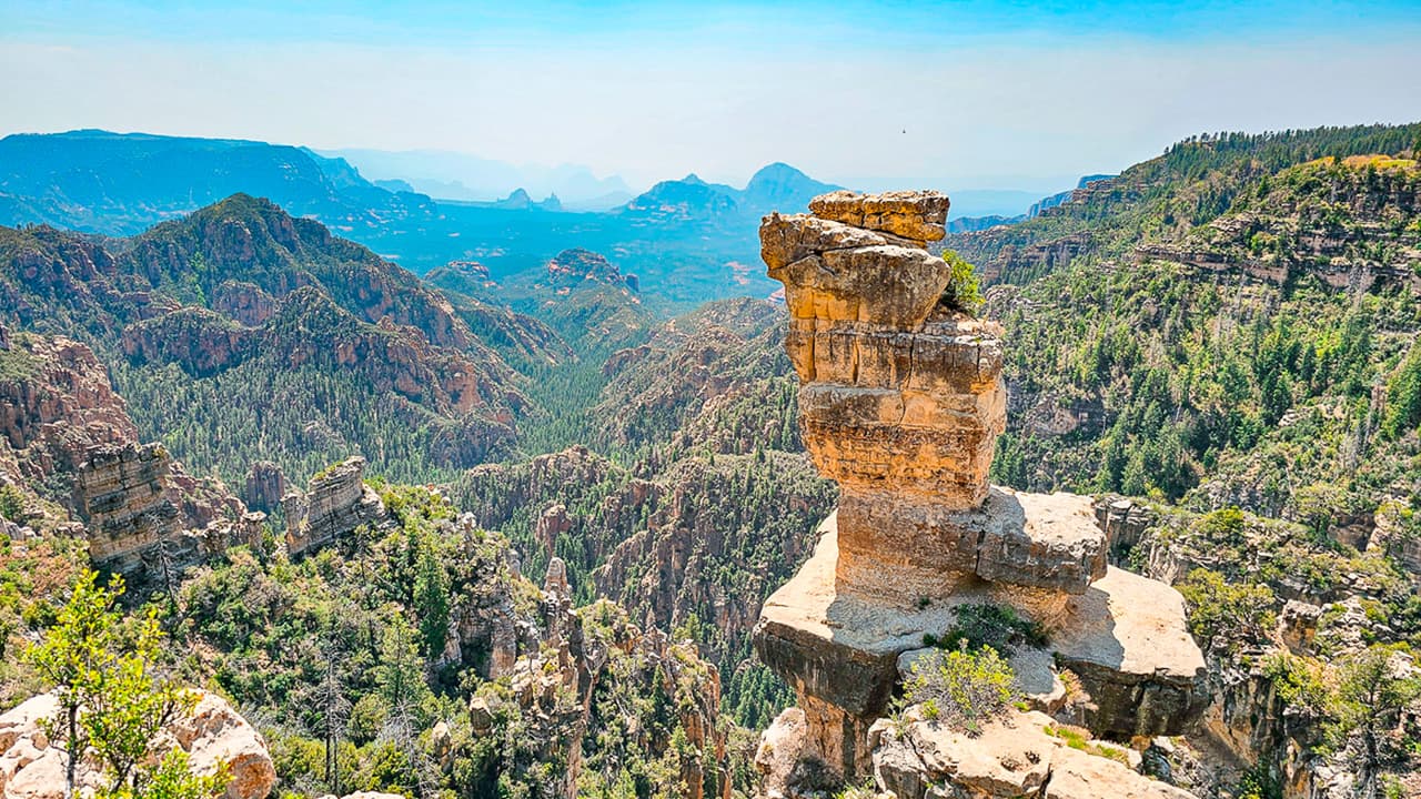 <b>Edge of the World</b>
<br>Edge of the World es un acantilado en medio de la naturaleza en el lado noroeste de Sedona, y cuenta con espectaculares acantilados de piedra caliza, vistas panorámicas y asombrosas formaciones rocosas. Un sitio especial para conectar con la naturaleza y asombrarse con su belleza al caminar por sus senderos y escalar hasta lo más alto.
<br>
<br>Ubicación: 
<a href="https://maps.app.goo.gl/mGpjbfDRZYecJEgQ8" target="_blank">Sedona</a>
