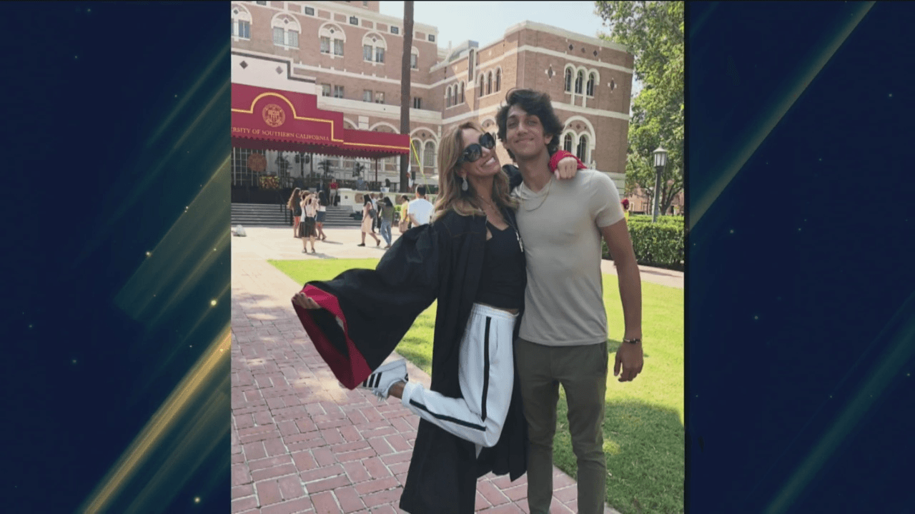 Aquí podemos verlos en la entrada de uno de los edificios del campus al que pertenece el primogénito de la presentadora.