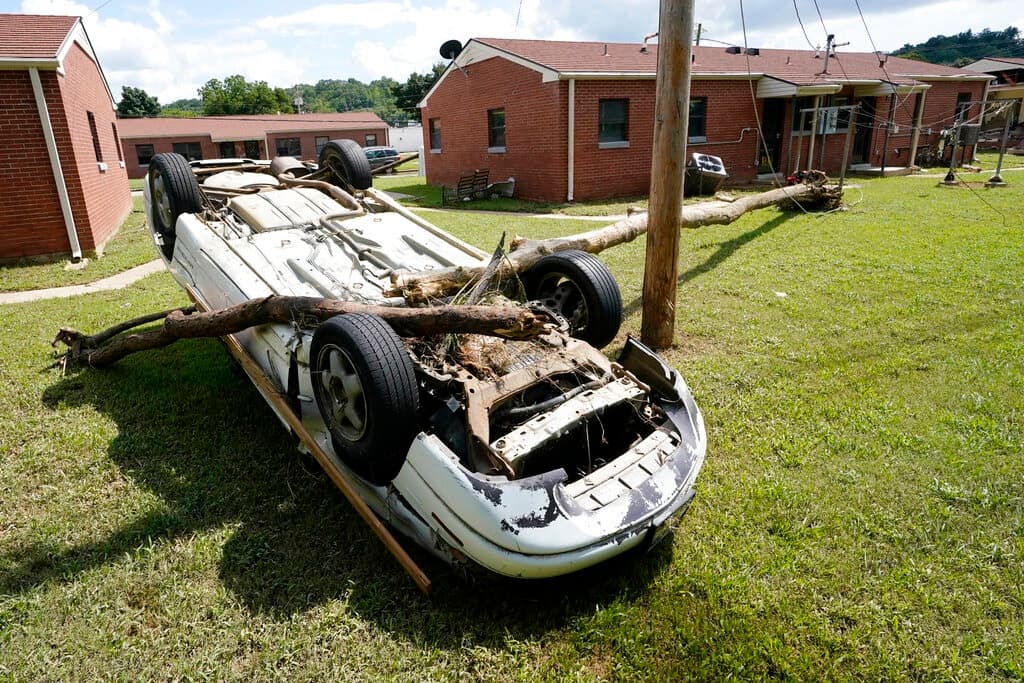 Las inundaciones del sábado en la zona rural arrasó con calles, torres de telefonía celular y líneas telefónicas, lo que impidió a la población enterarse si sus seres queridos sobrevivieron al diluvio sin precedentes.