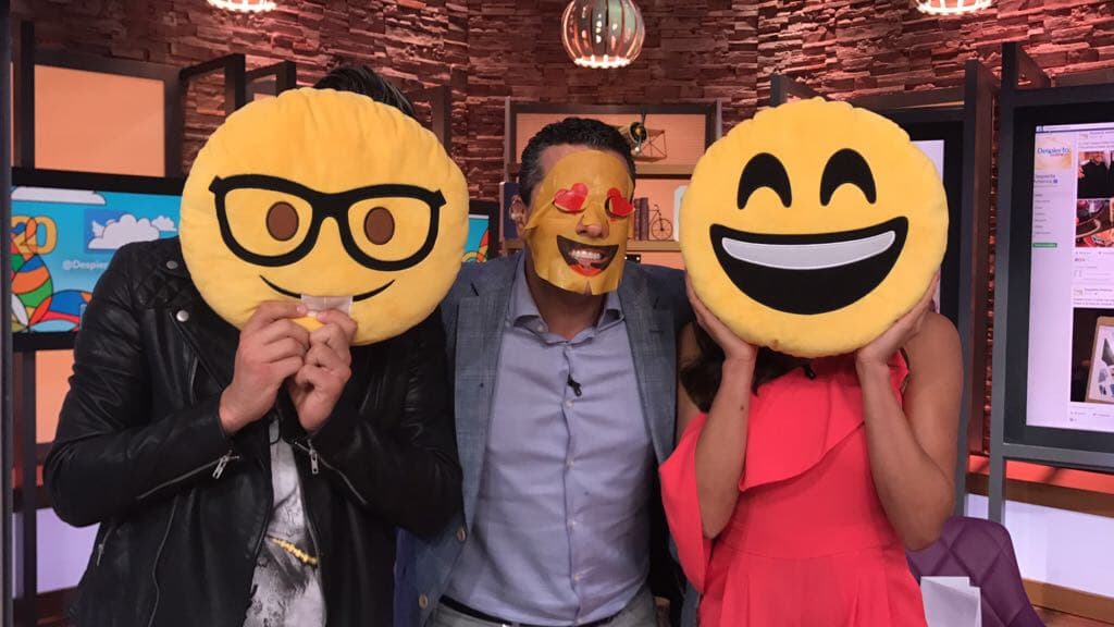 Los 'emojis' posando para la foto. Quedaron irreconocibles.