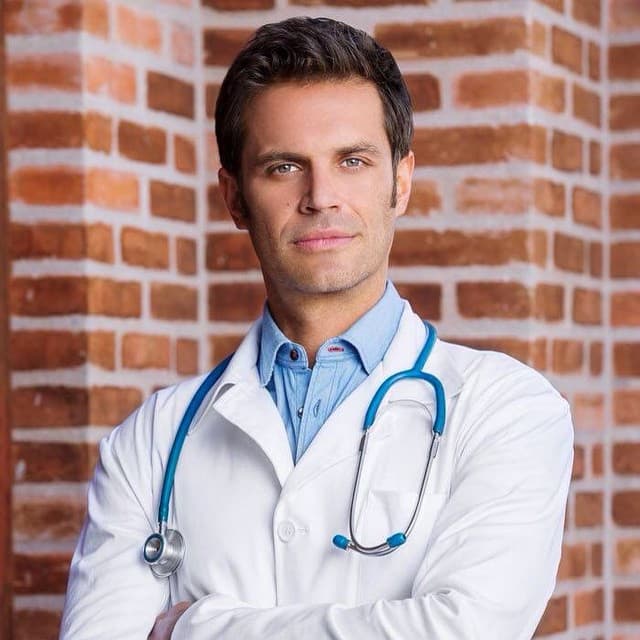 Este doctor nos robó tremendos suspiros con su personaje de Mateo.