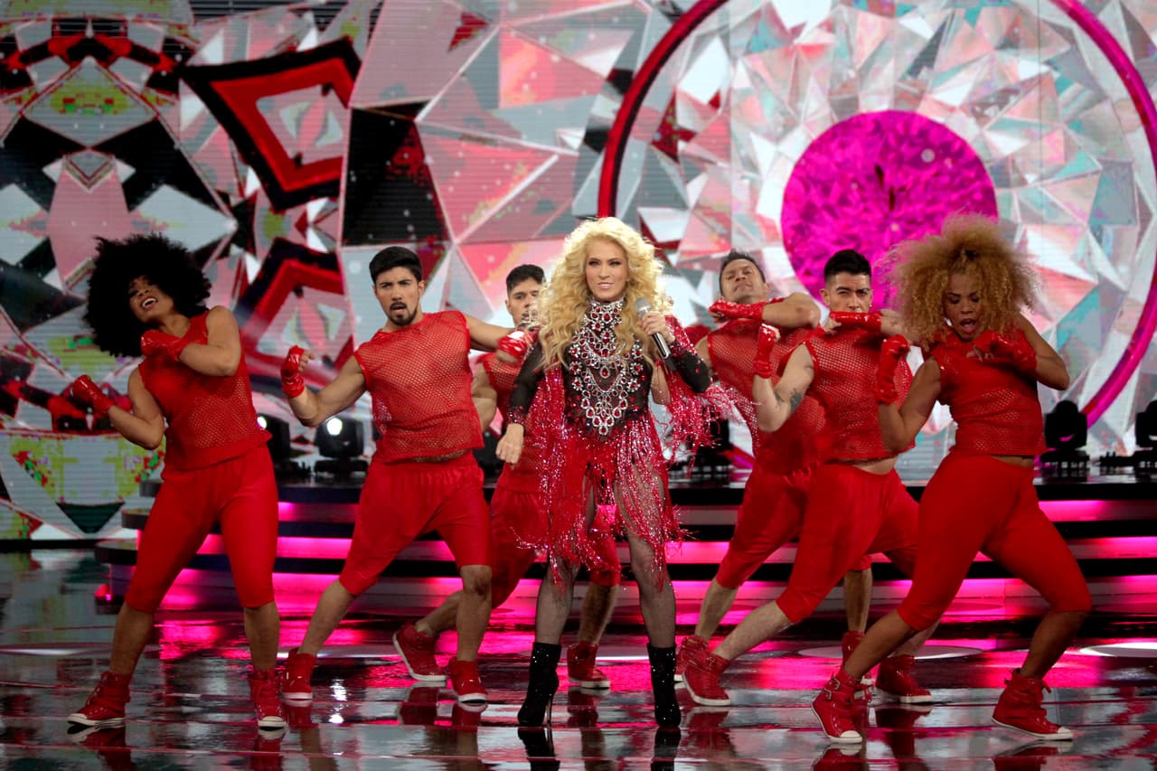 La noche arrancó con la invitada especial, Yuri, quien fue la responsable de ponerle ritmo a la noche. Y también sonrisas, pues la cantante fue invitada para participar como juez.
<br>