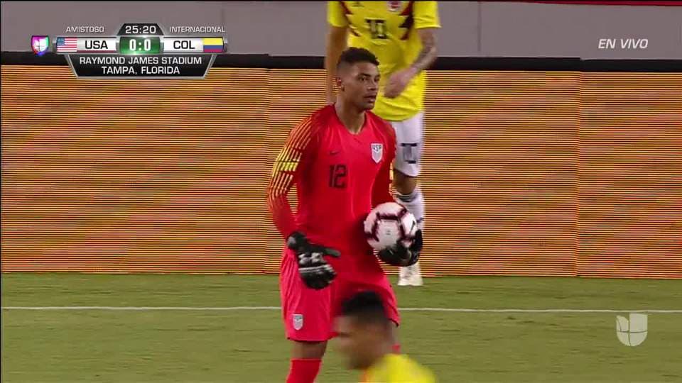 Jeison Murillo despeja el balón y aleja el peligro