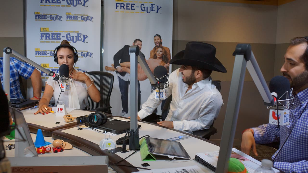 Joss Favela llegó con guitarra en mano a la cabina del Free-guey show y nos deleitó con su música.