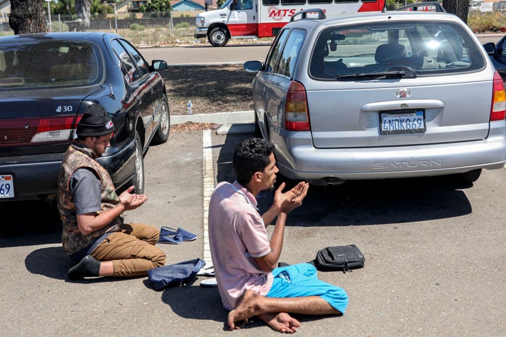 Con hambre, sed, pero un corazón agradecido, estos migrantes pedían ser trasladados a un albergue en Los Ángeles, donde pudieran reponer energías.