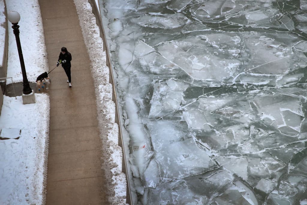 El Lago Michigan está congelado y la cantidad de hielo que hay en las fuentes de agua son una preocupación más, por ello hay alarma de inundaciones.