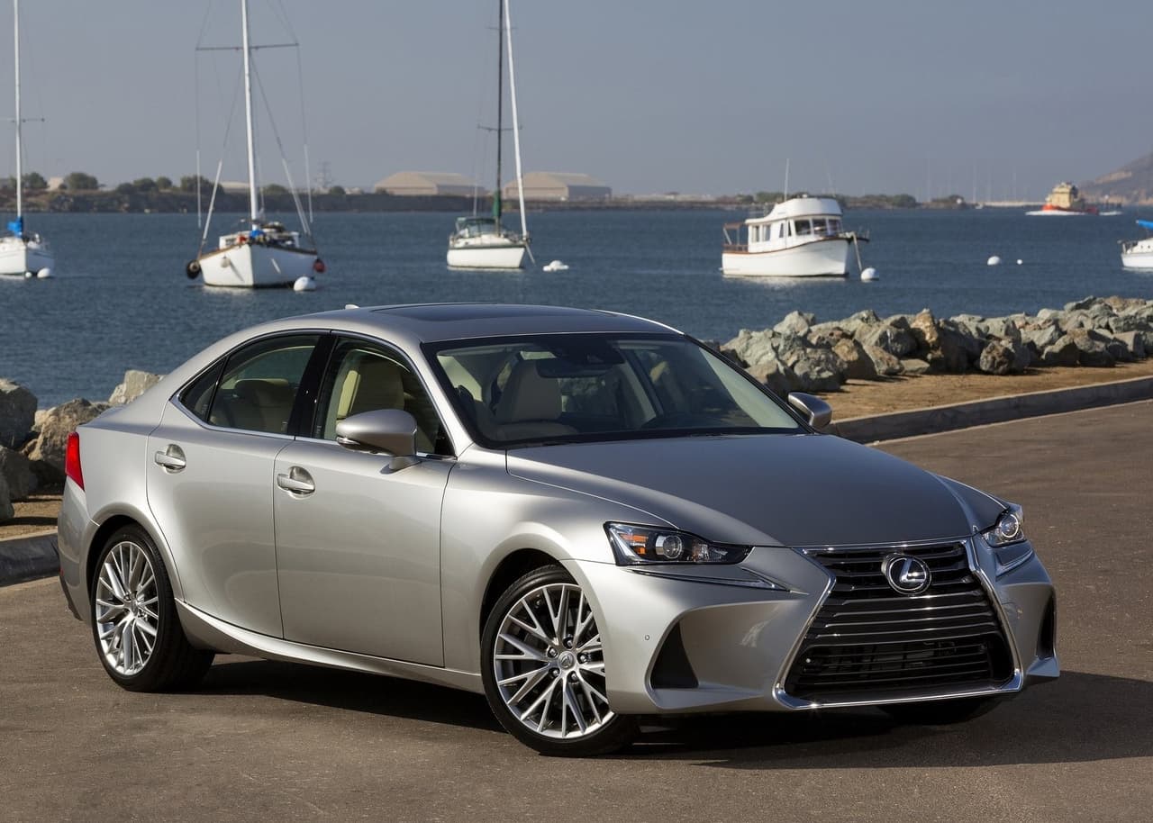 <h3 class="cms-H3-H3"><b>1er. lugar en el segmento de los carros pequeños de lujo</b></h3>
<br>
<br>
<u>Lexus IS 350/300</u>
<br>
<br>Puntaje general de iSeeCars: 9.3 (9.2 para la versión 300)
<ul>
 <li>Puntaje de confiabilidad: 8.9 (8.6 para la versión 300)</li>
 <li>Puntaje de valor retenido: 9.0 (8.9para la versión 300)</li>
 <li>Puntaje de seguridad: 10 (10 para la versión 300)</li>
</ul>
<br>Precio promedio para una unidad con 3 años de uso: $42,806 ($37,540 para la versión Coupé)
<br>