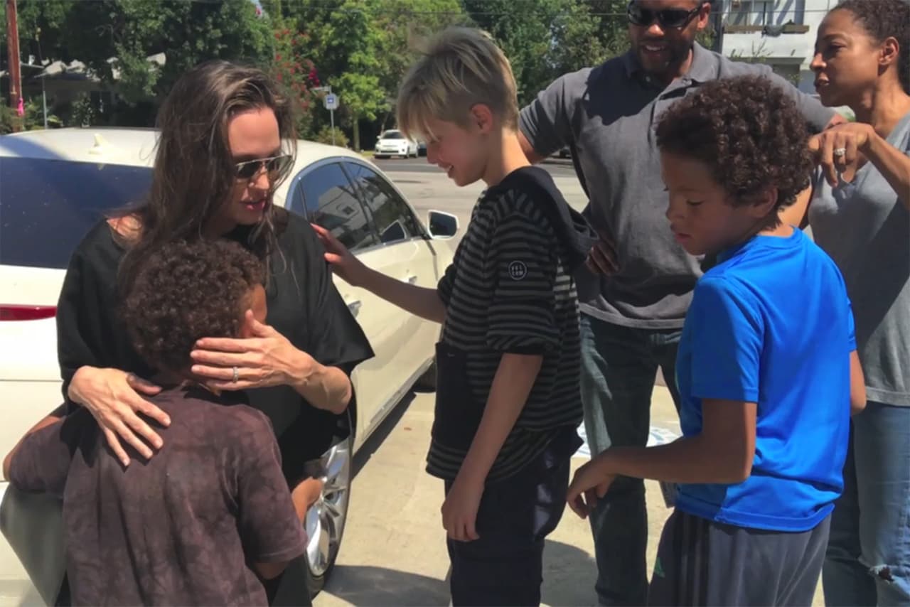 ¡Pero Angelina decidió doblar la oferta!