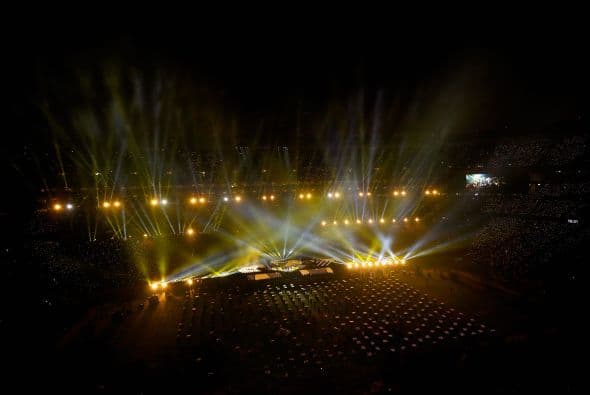 Un cuidado estilismo retro, una banda llena de energía y una particular mezcla de soul y rock sirvieron al cantante Bruno Mars para cautivar a la millonaria audiencia del Super Bowl durante el descanso de la gran cita anual del fútbol americano. Mars, de sólo 28 años y sobre quien planeaba la duda de si sería capaz de enfrentarse a un escenario de tal calibre, optó por un show directo y contundente. Tras una breve introducción a cargo de un coro de niños, un espectacular solo de batería sirvió para abrir el fuego y dar paso rápidamente al gran éxito "Locked Out of Heaven". Impecablemente vestido con una chaqueta dorada, despachó el tema junto a una banda con una amplia sección de viento que se lució en las coreografías. Sin más dilación, Mars descargó su segundo hit, "Treasure", y a continuación demostró su capacidad para fusionar el soul, el pop y el rock integrando en su espectáculo a los Red Hot Chili Peppers. La banda de Anthony Kiedis y Flea puso a saltar a todo el estadio Metlife con su clásico "Give it Away". Los rockeros californianos, a pecho descubierto como manda la tradición, solo necesitaron un par de minutos para demostrar que siguen en buena forma y ceder de nuevo el protagonismo a Mars.