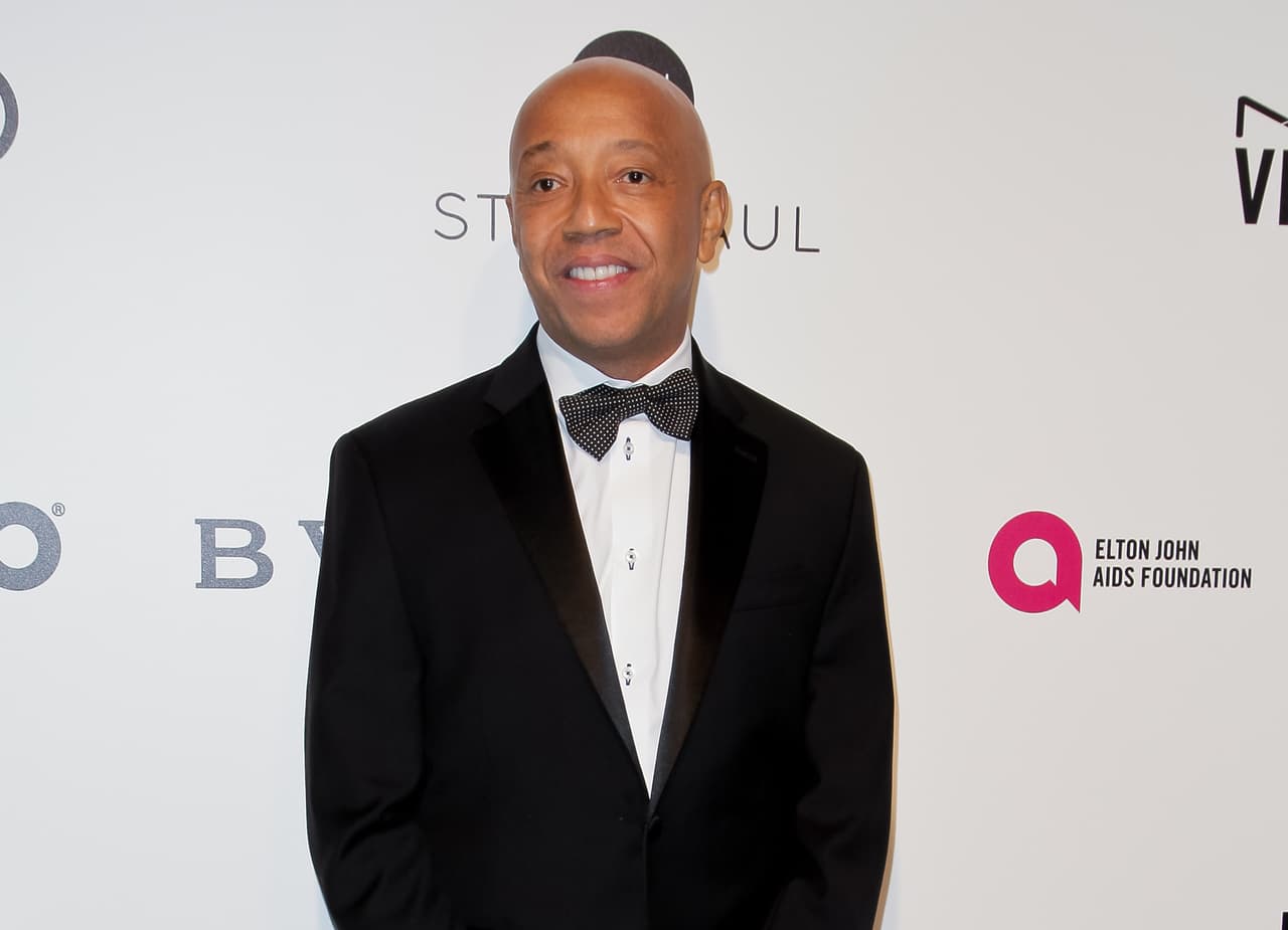 <b>Puesto 13. Russell Simmons.</b> Este conocido productor musical de varias estrellas de rap y hip hop estudió sociología en el City College de Nueva York, pero nunca obtuvo el título. Sin embargo, se concentró en su carrera musical y en el trabajo en conjunto con otros artistas. Además de la música, sus otros negocios exitosos incluyen varias marcas de ropa y una empresa de servicios financieros. Su patrimonio neto estimado es de 340 millones de dólares.