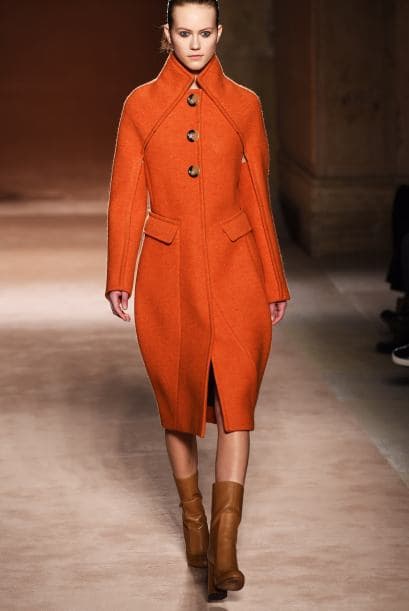 No creas que todo estuvo apagado, también hubo colores. El naranja quemado fue protagonista en los abrigos de la colección de Victoria Beckham.