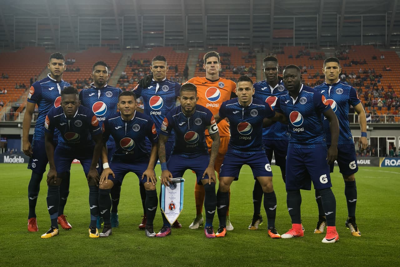 Siendo local, el equipo hondureño saltó al terreno de juego con Rougier, Montes, Crisanto, Pereira, Santos, Mayorquin, Discua, Castellanos, Crisanto, Castilloy Martínez.