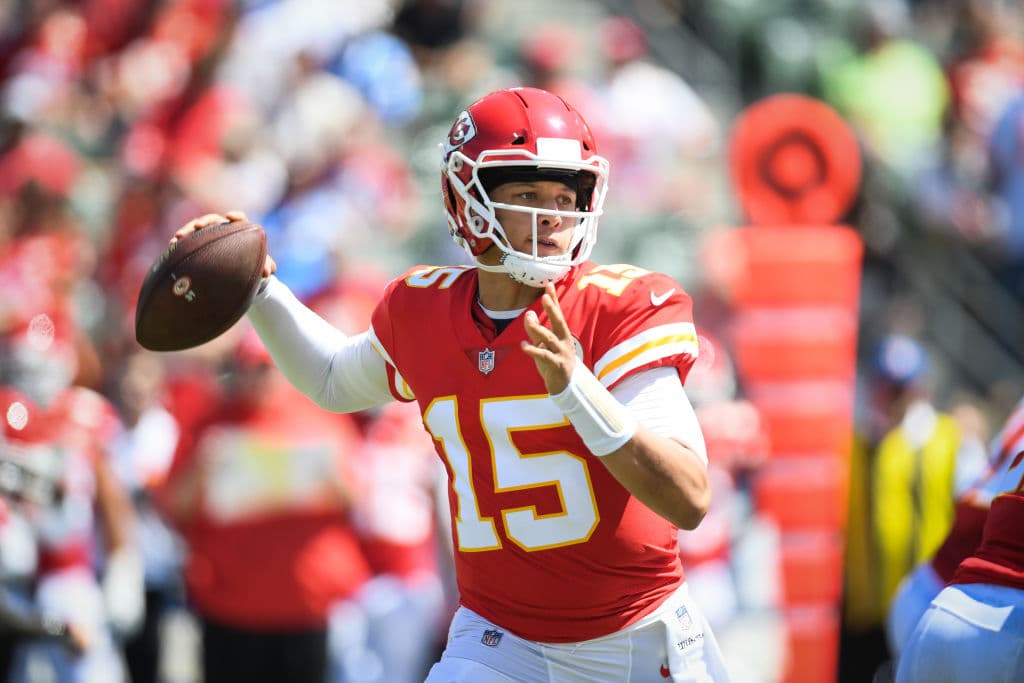 4)
<b>Pat Mahomes</b>. El quarterback de segundo año, casi novato, de los Chiefs completó 15 de 27 pases para 256 yardas pero cuatro envíos de anotación. Kansas City superó 38-28 a los Chargers.